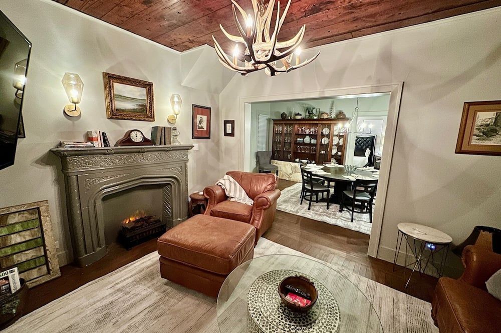 Blossom Haus Retreat: Private, Stylish & Quiet; Farmhouse- Love Pets! 30+nights - Houston - Living room