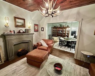 Blossom Haus Retreat: Private, Stylish & Quiet; Farmhouse- Love Pets! 30+nights - Houston - Sala de estar