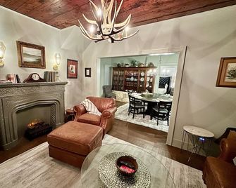Blossom Haus Retreat: Private, Stylish & Quiet; Farmhouse- Love Pets! 30+nights - Houston - Living room