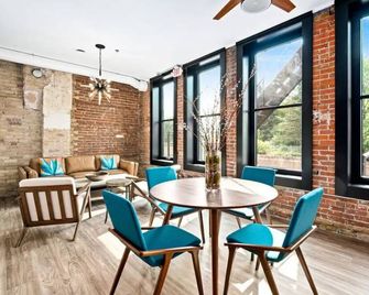 Canal Park/Downtown Duluth Luxury Condo. 4 bedroom, 2.5 bath - Duluth - Dining room