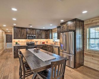 Greers Ferry Home on 40 Acres quarter Mi to Lake! - Fairfield Bay - Kitchen