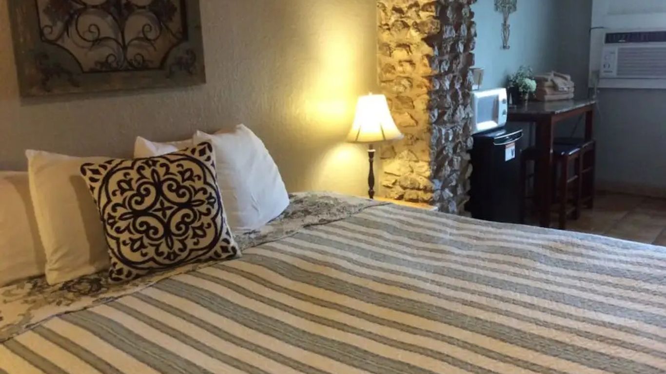 The Leakey Inn By Cmd