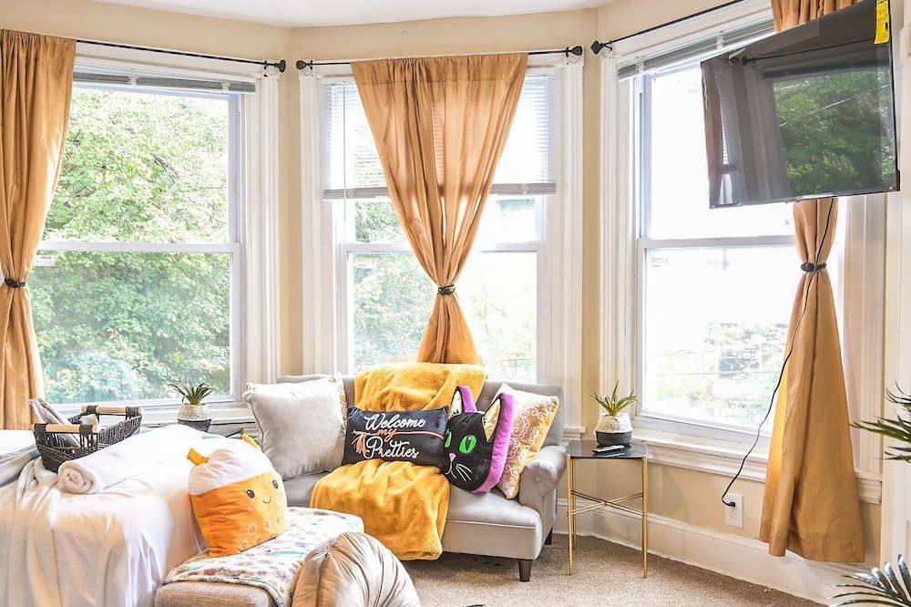 Chic 4BR Dwelling with Backyard in Philadelphia - فيلادلفيا - غرفة معيشة