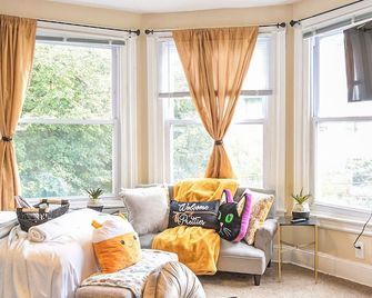 Chic 4BR Dwelling with Backyard in Philadelphia - Philadelphia - Living room