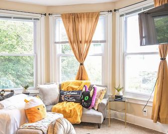 Chic 4BR Dwelling with Backyard in Philadelphia - فيلادلفيا - غرفة معيشة