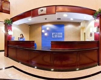 Holiday Inn Express & Suites Gainesville - Gainesville - Front desk