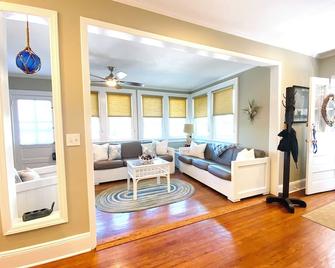 The Bay Breeze - Cutchogue - Living room
