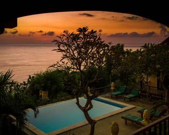 Beten Waru Bungalow And Restaurant - Abang - Pool