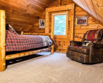 Cozy cabin with sauna, minutes from Weirs Beach. - Laconia - Bedroom