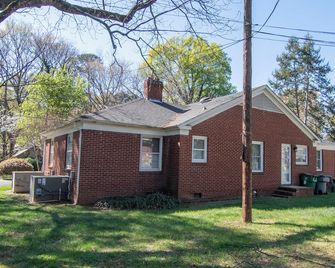 Cozy 2 Bedroom Duplex Apartment near Uptown Charlotte - Desirable Plaza Midwood - Charlotte - Edifici