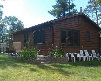Breezy Bay Cottage - Lake Nokomis - Tomahawk, ~wi - Tomahawk - Binnenhof