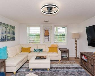 \'The Hive\' - Historicdowntown Berlin, 4 Br, 2 Bath - Berlin - Living room