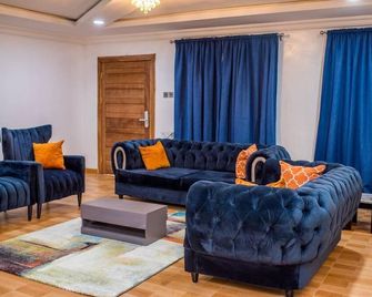 geza luxury apartment - Ibadan - Living room