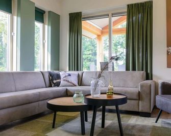 Attractive Bungalow with Covered Terrace near Veluwe - Voorthuizen - Living room