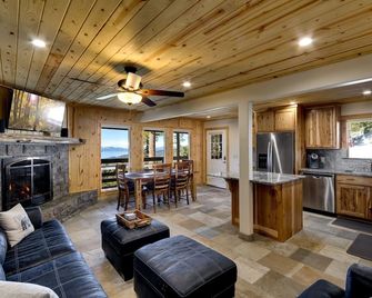 Tall Pine Chalet Home - Stateline - Living room