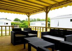 Comfortable chalet with a terrace in a beautiful setting - Udenhout - Balcony