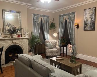 1 Br Private Victorian Apt in convenient City location on half acre sleeps 4 - Poughkeepsie - Living room