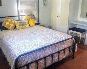 Country charm less than 1 mile from Bill Snyder Family Stadium - Manhattan - Habitació