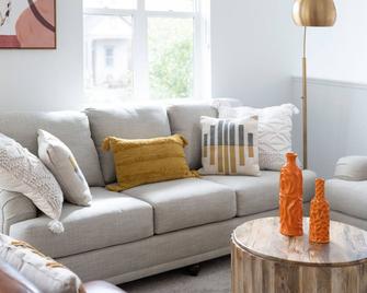 Adorable townhome in Central Park, Denver - 덴버 - 거실