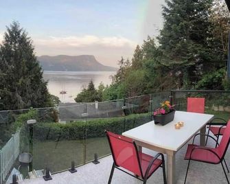 Maple Bay with ocean view and beach close by. Message host for Snowbird stays - Duncan - Balcony