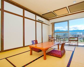 Ooedo Onsen Monogatari Hotel Shinko - Fuefuki - Eetruimte