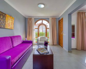 يو سويت هوتل جاردان دورادو - ماسبالوماس - غرفة معيشة