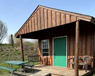 Peaceful Cabin Retreat with Picnic Table & Nature Views in Macedon, New York - Macedon - Patio