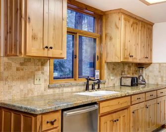 2N Big Pine Lodge - North Wawona - Kitchen