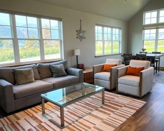 Barn-style Home, Mountain Views, 2 mi to Leavenworth. Dog visitors welcome! - Peshastin - Sala de estar