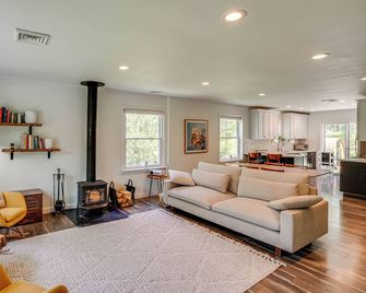 Family Home with Outdoor Oasis in Hudson Valley - High Falls - Sala de estar