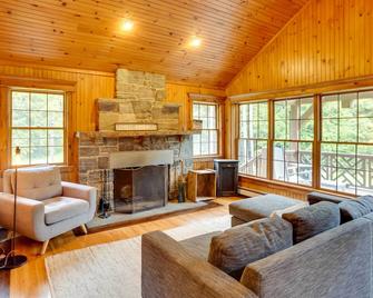 Secluded Elka Park Cabin Hot Tub and Fire Pit! - Elka Park - Living room