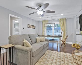 XL Backyardcomfy Beds800ft²high-Speed Wi-Fi - Mission - Living room
