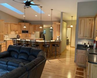 Silver Lake Wautoma - 3700 sq ft private home - sleeps 15, 4 bed, 3.5 bath - Wautoma - Kitchen