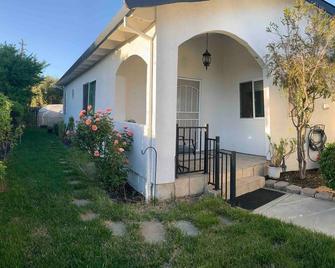 Cozy Guesthouse-Individual Unit Private & Relaxing - Concord - Building