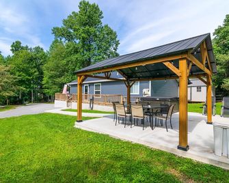 Cozy Lake Cumberland Retreat with hot tub, just above Jamestown Marina! - Jamestown - Patio