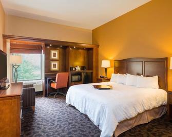 Enjoy the Perks! 2 Pet-friendly Units, Free Breakfast & Parking, Indoor Pool! - Danville - Bedroom