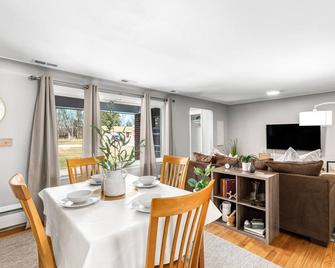 Warm & Comfy 2br, Huge Backyard, Great Location! - Utica - Restaurant
