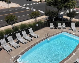 Steps to the Beach, Pool, Shopping, Restaurants and BarsFun - Ship Bottom - Piscina