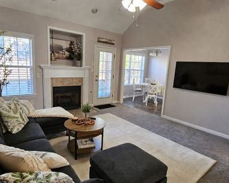 Fort Eisenhower TDY Rental, 3BR, 2 Bath, 2-car garage - just 5 min. to Gate 3. - Grovetown - Living room