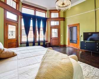 Studio with Private Balcony in Downtown Marshall! - Marshall - Schlafzimmer