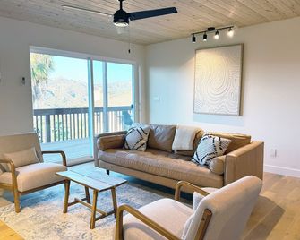 Spacious 3-bedroom/ 2 bath apartment in Topanga Hills with AC - Topanga - Living room