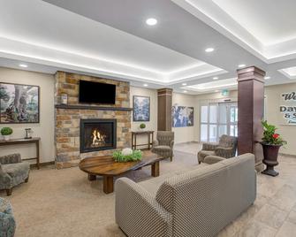 Days Inn & Suites by Wyndham Lindsay - Lindsay - Lobby