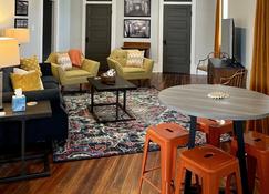 Moberly's Trendy & Spacious Historic Downtown Loft - Moberly - Vardagsrum