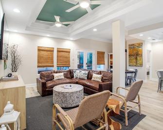 Bayside Retreat - 2250 sq ft Bay House w/dock, fire pit, & tons of amenities - Diamondhead - Sala de estar