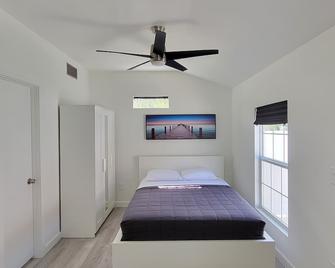All modern Studio with private entry & parking. - Brandon - Bedroom
