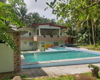 Pentaqua -Dineros Guest House - Irosin - Pool