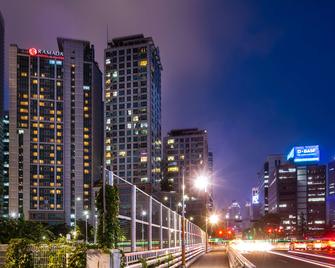 Ramada Hotel and Suites Seoul Namdaemun - Seoul - Building