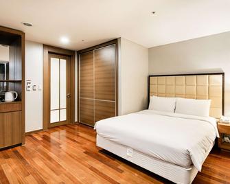 Ramada Hotel & Suites by Wyndham Seoul Namdaemun - Seoul - Bedroom