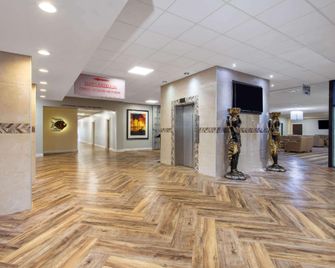 Ramada by Wyndham Tampa Westshore Airport South - Tampa - Lobby
