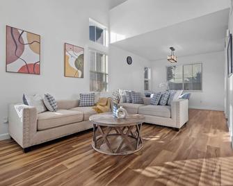 4 bedroom Home in Tracy 2 Minutes to Highway - Tracy - Wohnzimmer